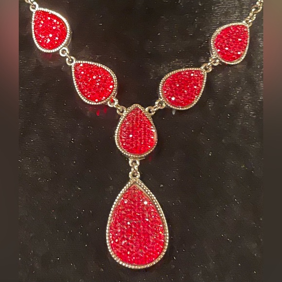 Lovely Red Faux Druzi Stones in a Beautiful Drape & Drop Necklace’s 18” adj - Picture 2 of 5